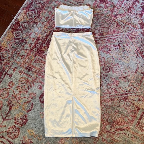 🤍GORGEOUS Lulu’s 2 Piece White Satin Corset and Pencil Skirt Dress Set 🤍 - Picture 8 of 10